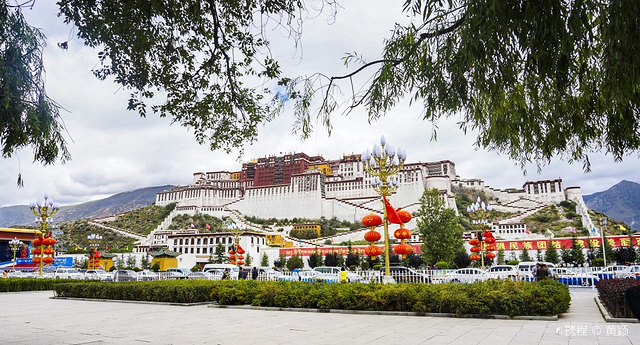 布达拉宫广场