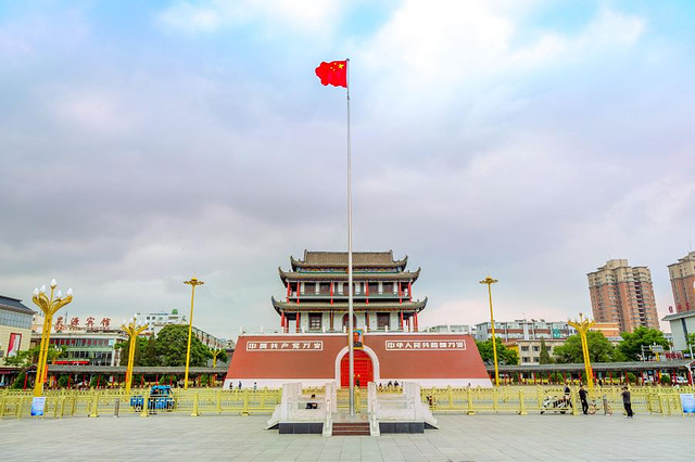  宁夏回族自治区银川市兴庆区南门广场(南薰东街与中山南街交叉口)