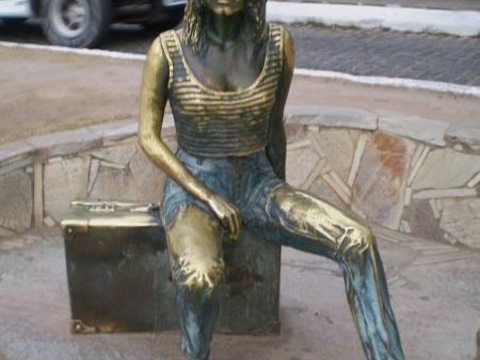 Brigitte Bardot Statue的图片