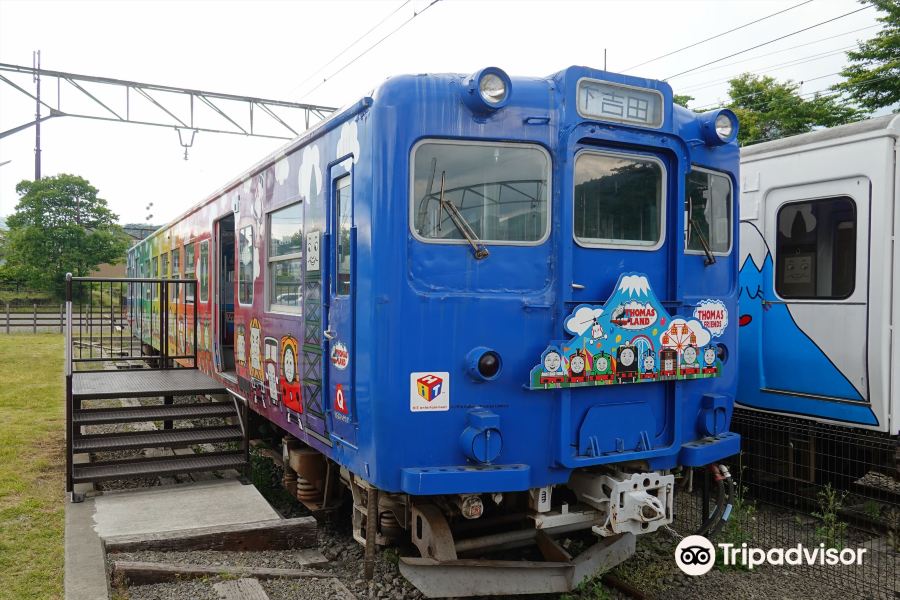 下吉田站蓝色火车月台旅游景点图片