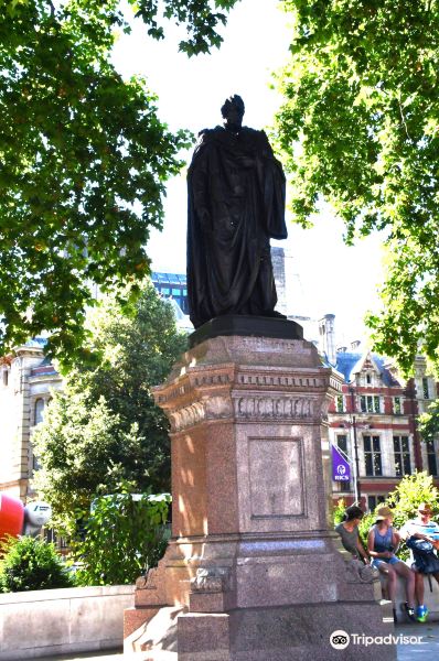 Statue of Benjamin Disraeli旅游景点图片